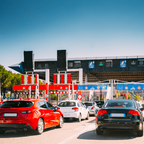 Zdjęcie bramek płatniczych na autostradzie 